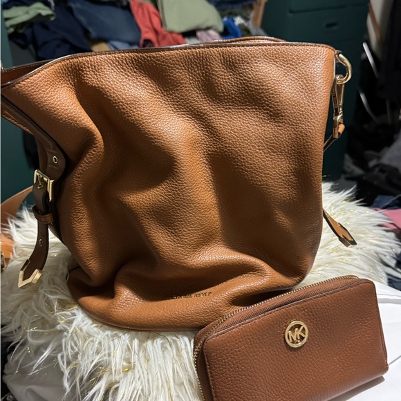 Michael Kors Tan Leather Hobo Bag with Gold Hardware - Picture 1 of 1
